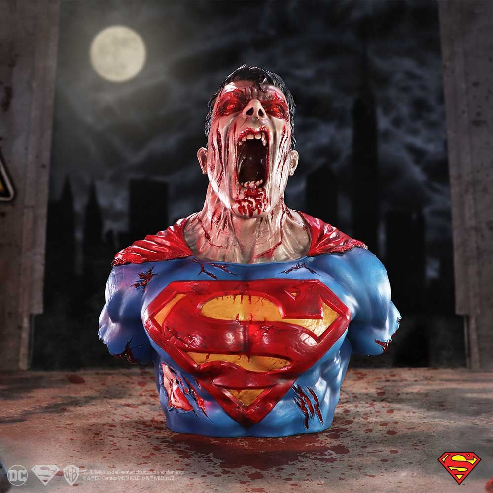 Zombie Superman buste. Het heeft rode ogen en bloed. De achtergrond is een stad 's nachts met een maan.