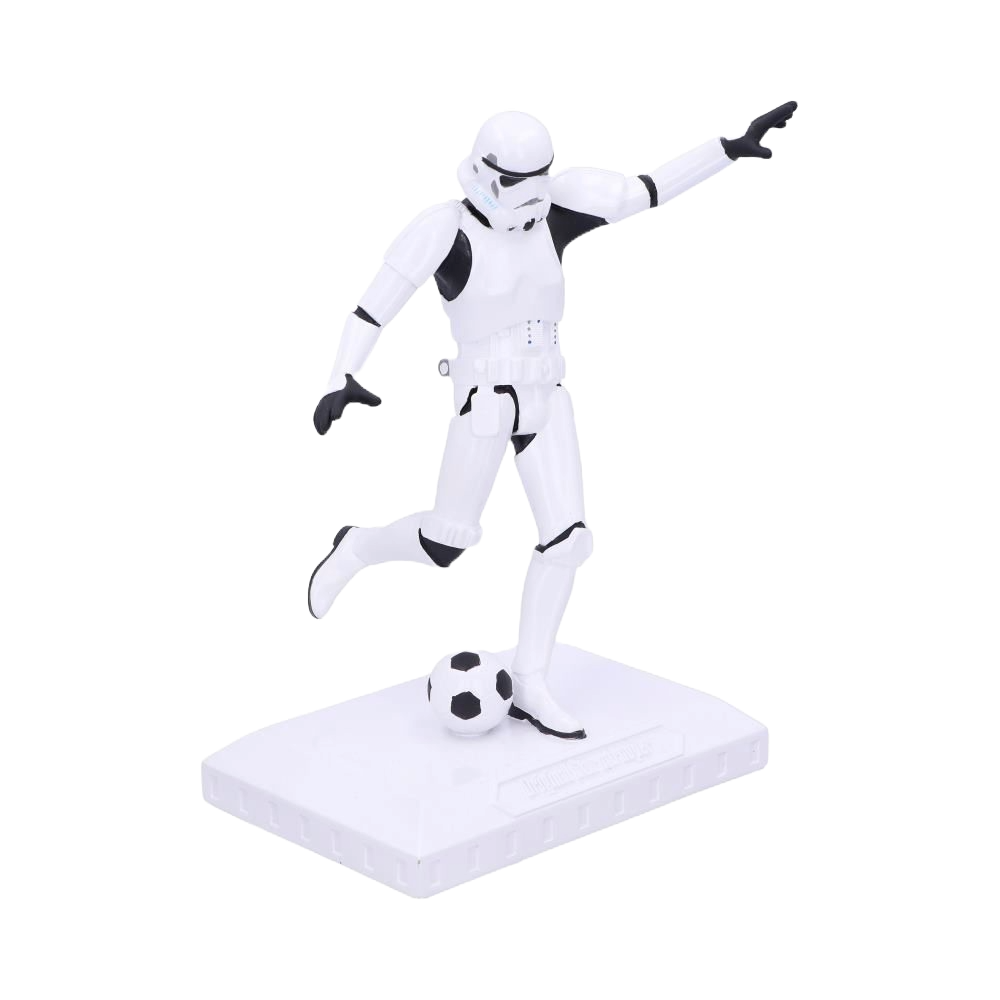 Een Star Wars Stormtrooper-figuur die een voetbal trapt op een witte basis.