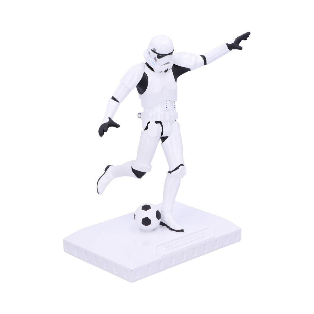 Stormtrooper voetbalspeler beeldje, een bal trappend. Witte basis.
