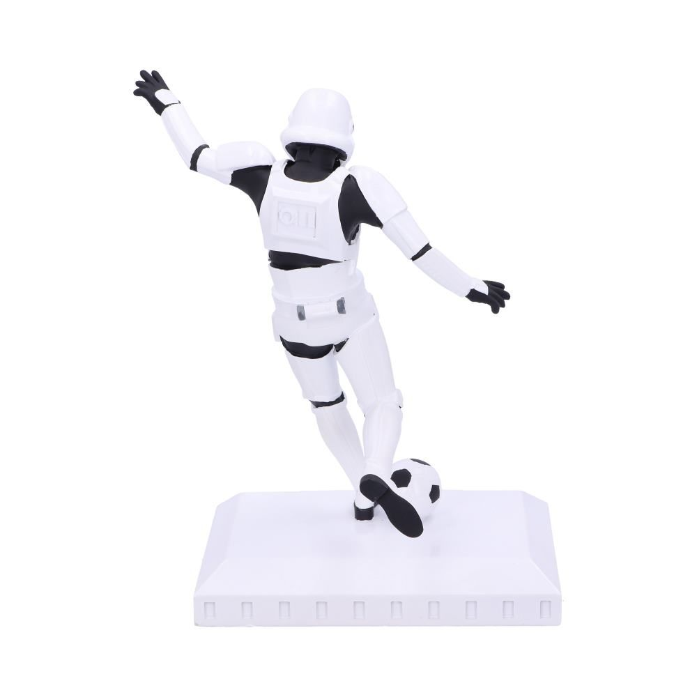Stormtrooper beeldje dat een voetbal trapt. Het staat op een witte basis en heeft een zwarte bal.