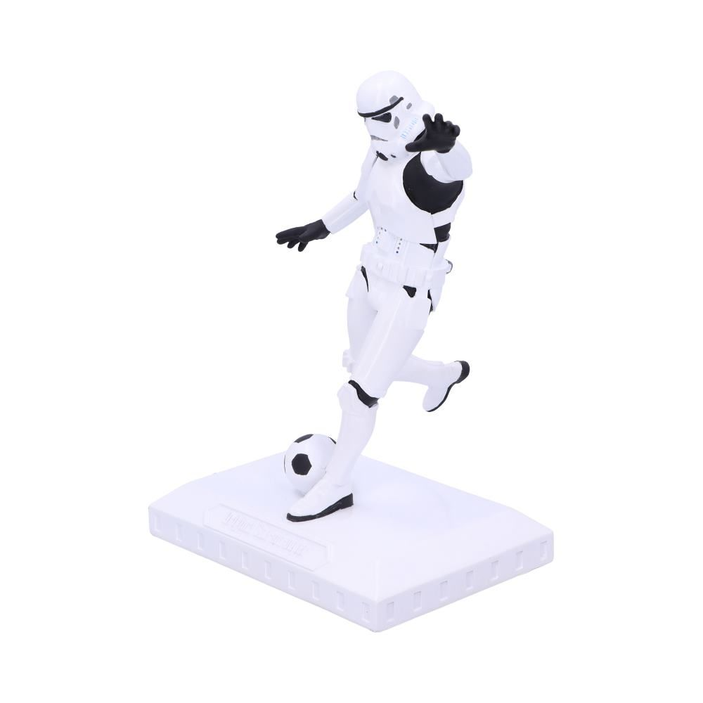Een witte Stormtrooper-figuur die een voetbal op een witte basis schopt. Zwart-witte details.