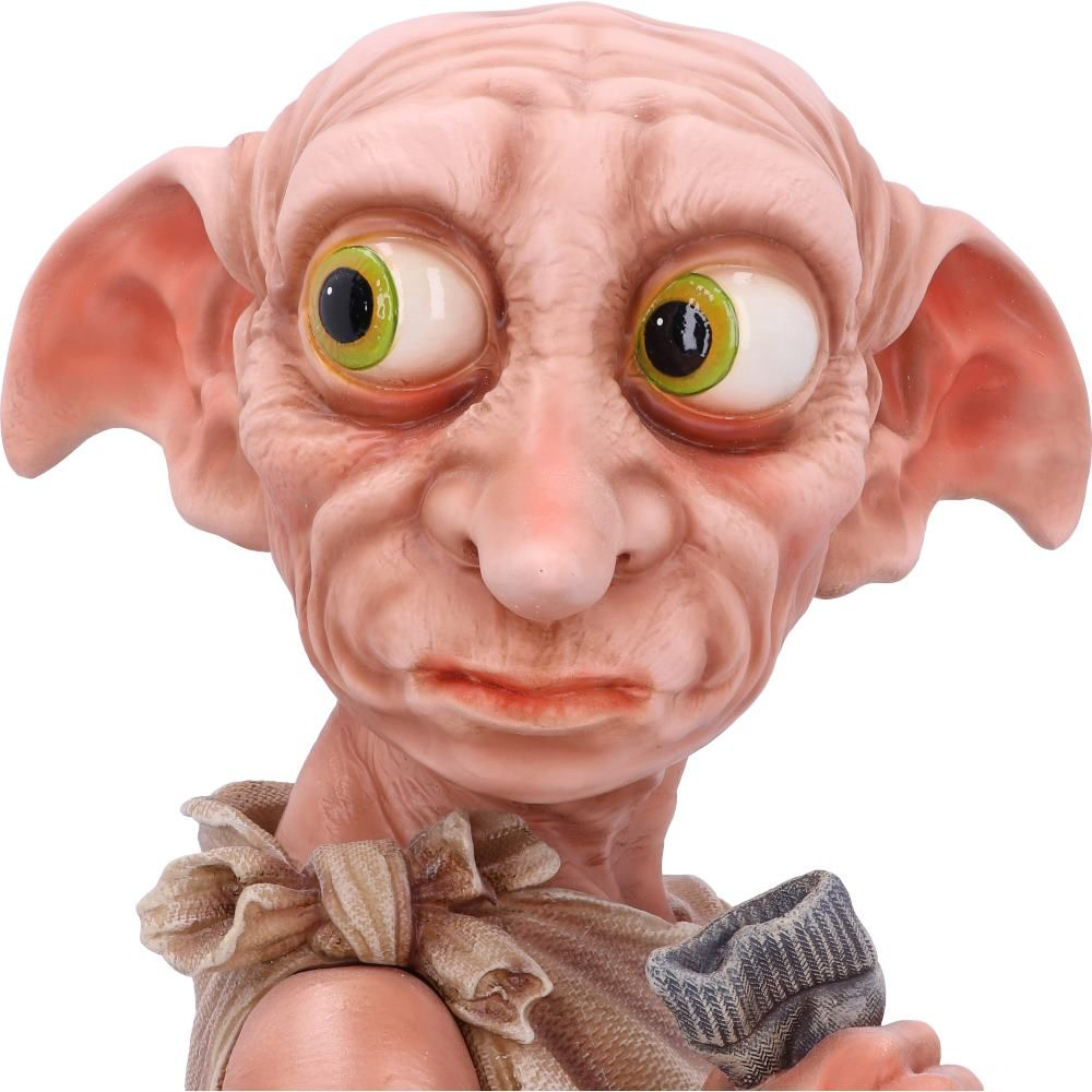 Dobby, eine Figur mit großen Augen und Ohren, trägt ein Tuch. Er hat einen traurigen Ausdruck.
