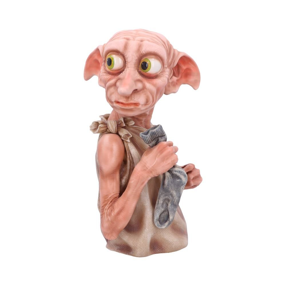 Dobby-Figur, die eine Socke hält. Er hat große Ohren und grüne Augen und trägt Stoff.