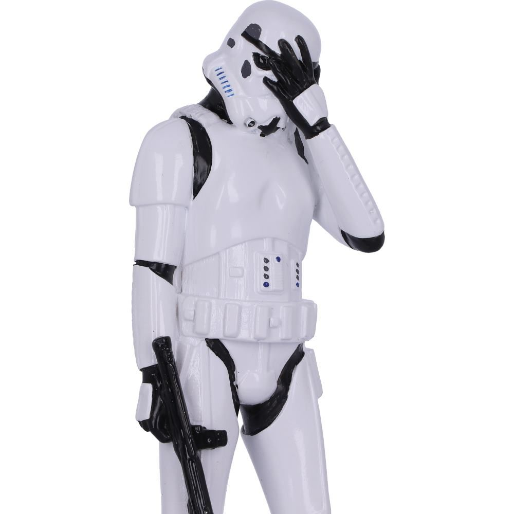 Eine weiße Stormtrooper-Figur, die ihr Gesicht hält, mit einer schwarzen Waffe.