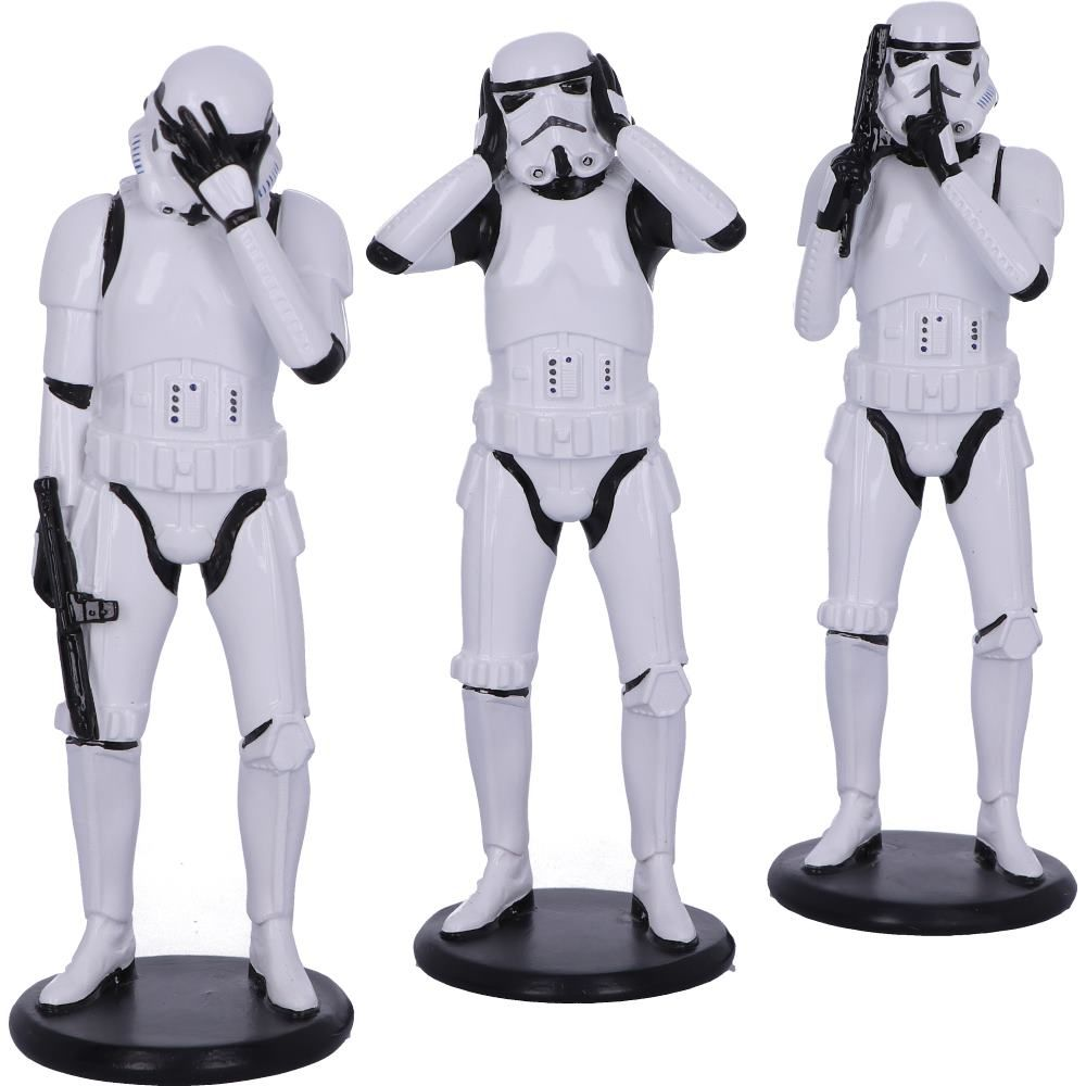 Drei weiße Stormtrooper-Figuren in verschiedenen Posen. Einer bedeckt Augen, einer Ohren und einer hält eine Waffe.