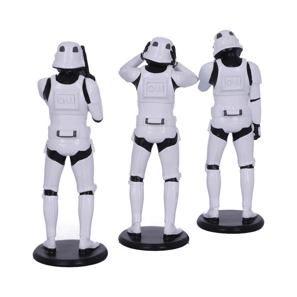 Drei weiße Stormtrooper-Figuren in verschiedenen Posen, die auf schwarzen Sockeln stehen.