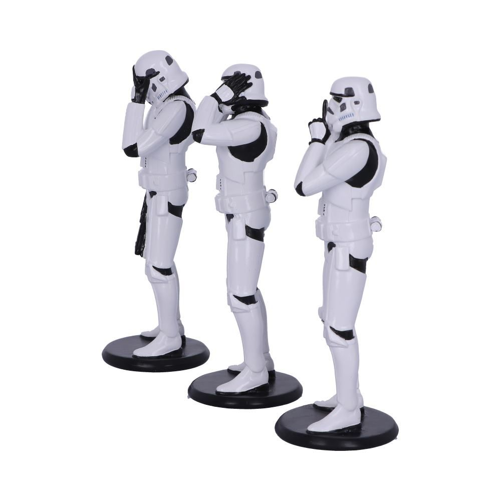 Drei weiße Stormtrooper-Figuren in einer Reihe. Jede Figur steht auf einer schwarzen Basis.