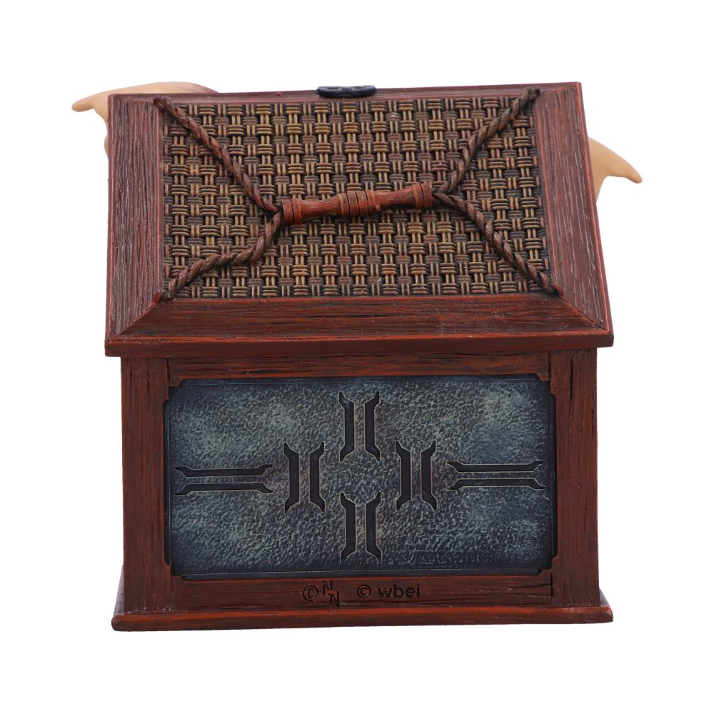 Een houten kist met een gedetailleerd dak en een voorpaneel met een ontwerp.