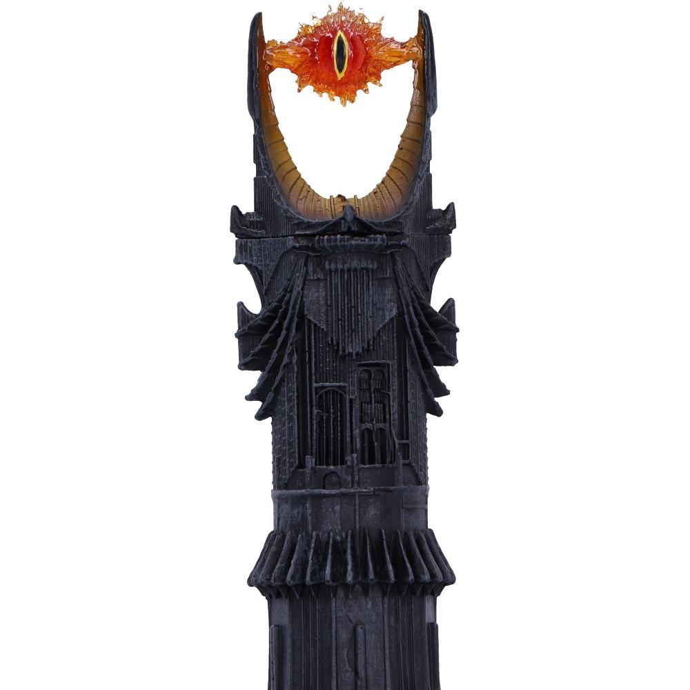 Sauron's toren standbeeld. Hoge, zwarte structuur met oranje oog bovenop. Ingewikkelde details op het oppervlak van de toren.
