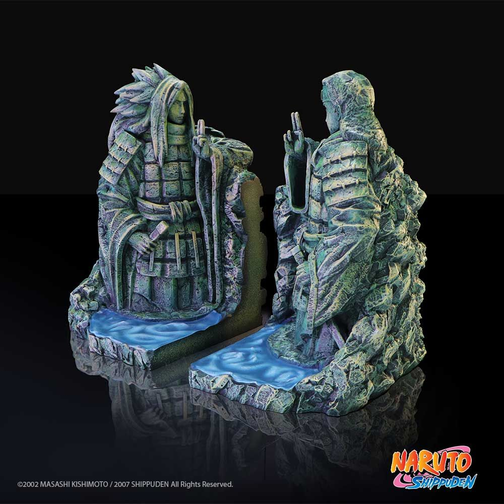 Naruto Shippuden boekensteunen van twee stenen figuren. Zwarte achtergrond.