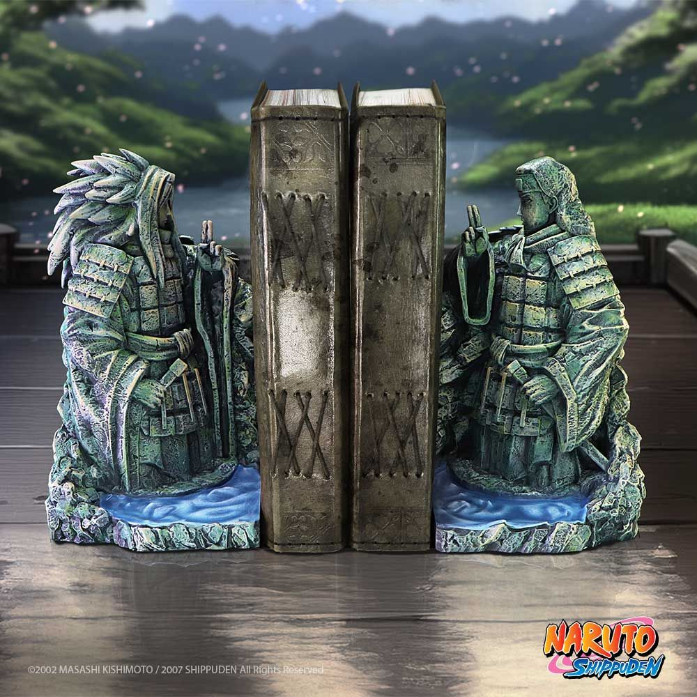 Naruto boekensteunen met gedetailleerde figuren, die personages uitbeelden, en een achtergrond van de natuur.