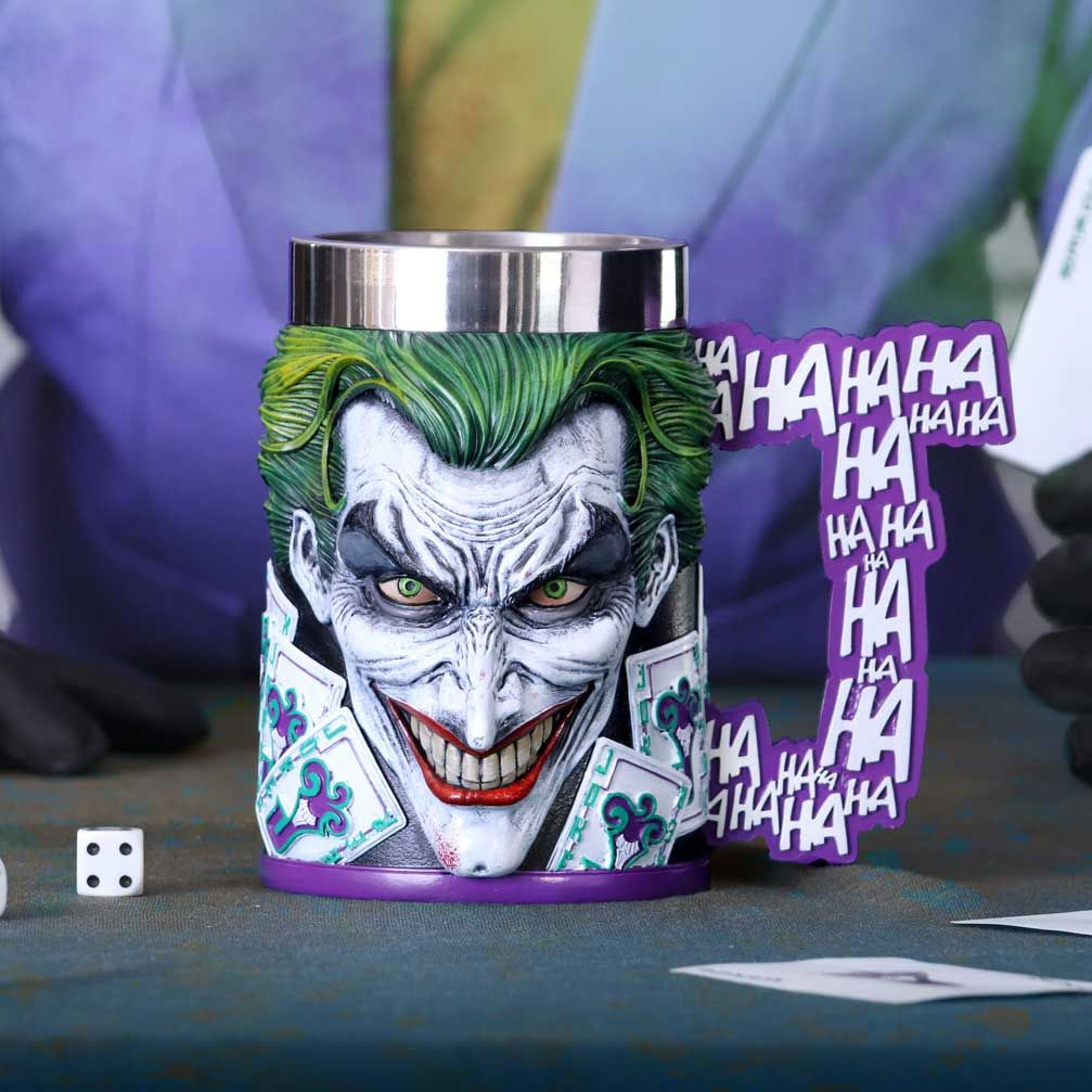 Joker mok met gezicht, groen haar, paarse handvat, kaarten, dobbelstenen.