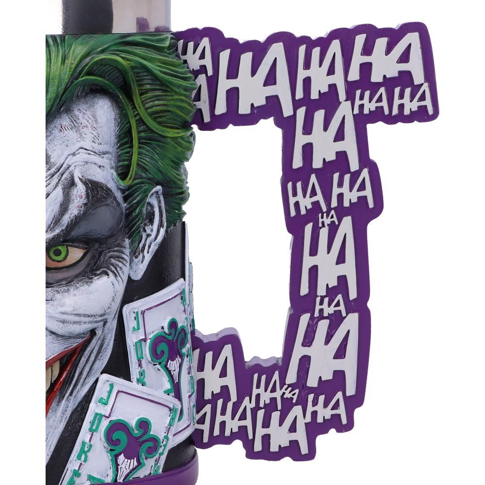 Een mok met het gezicht van de Joker erop. Het handvat is gevormd als het woord 'HA' herhaaldelijk.