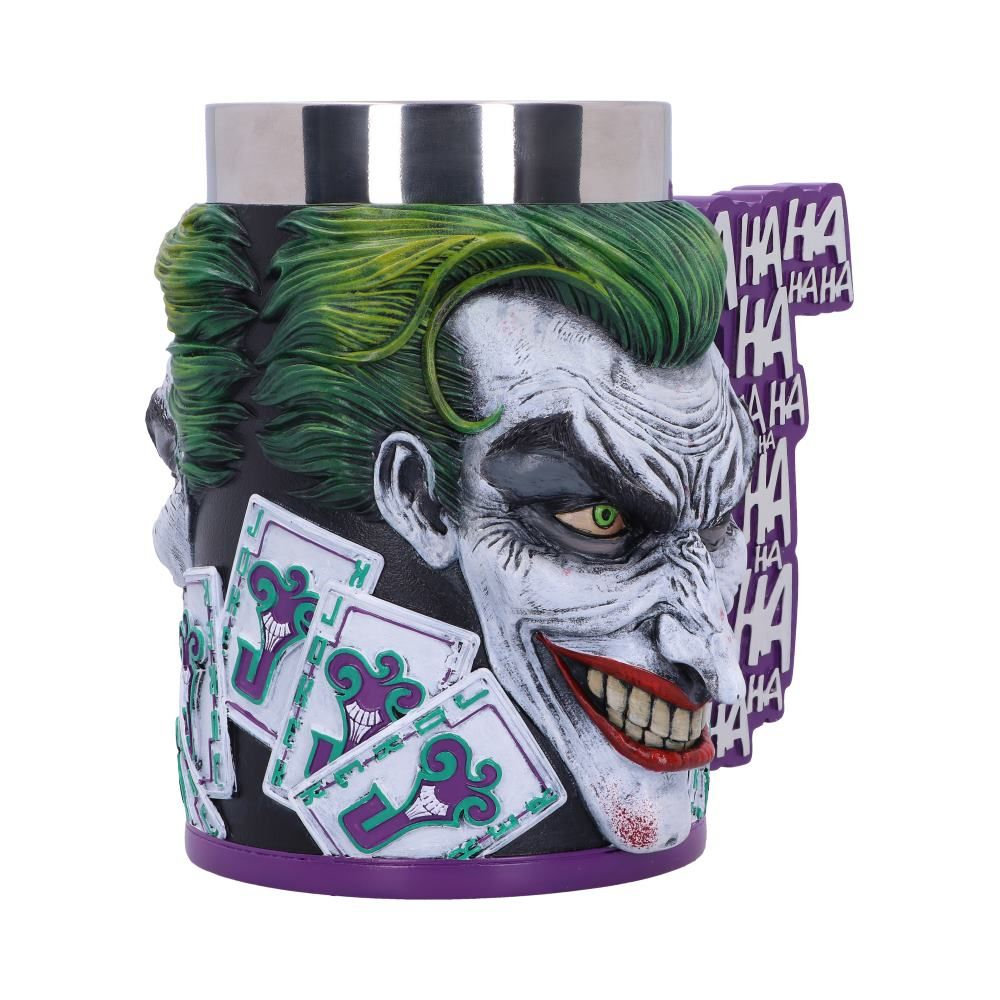 Joker mok met groen haar en speelkaarten. Lachend gezicht met witte make-up, paarse achtergrond.