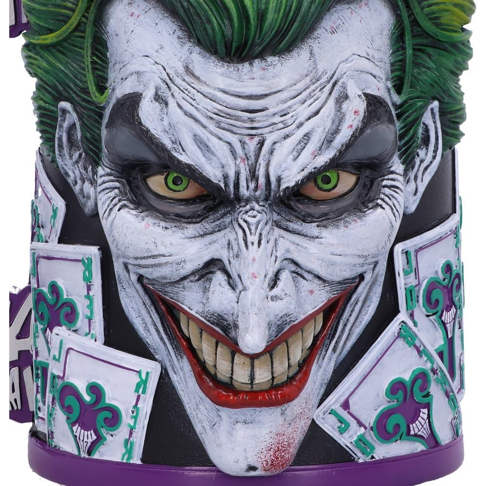 Close-up van een Joker-mok. Hij heeft groen haar, een brede grijns en speelkaarten rond zijn gezicht.