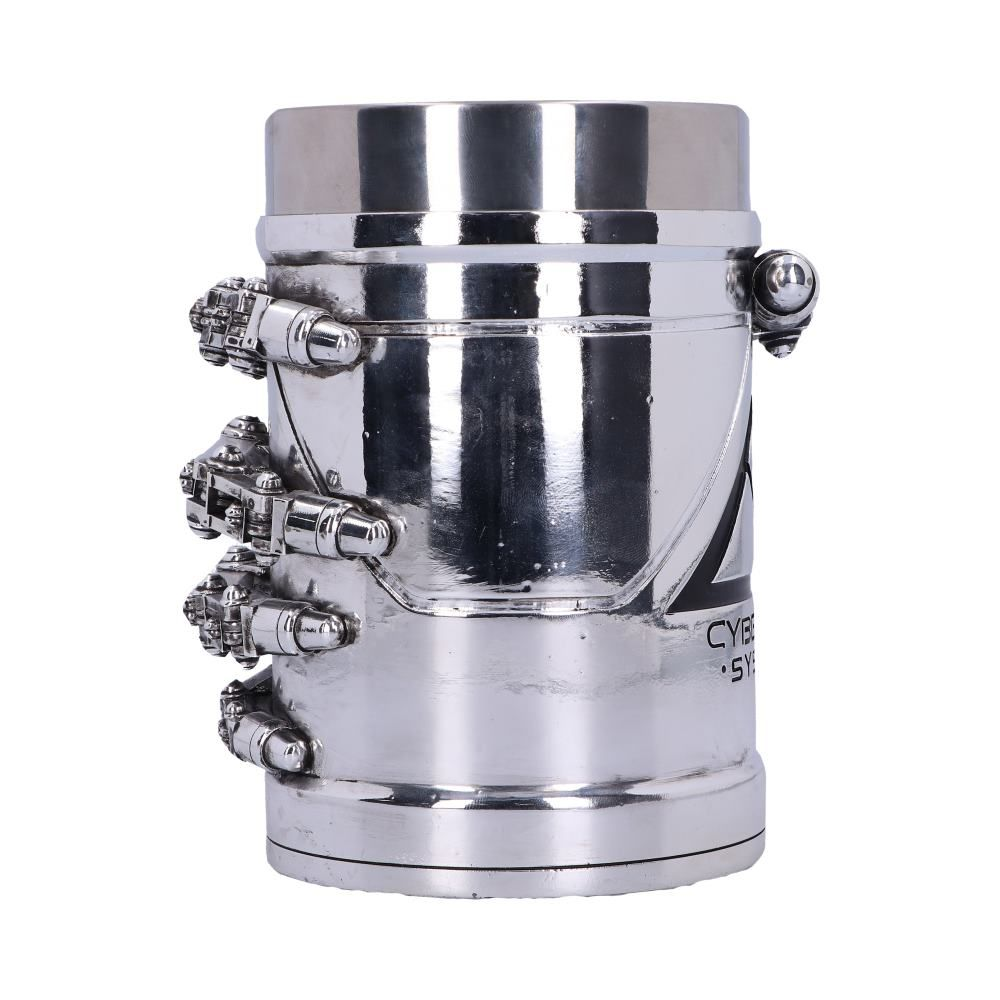 Een metalen mok met details van een robotarm aan de zijkant.