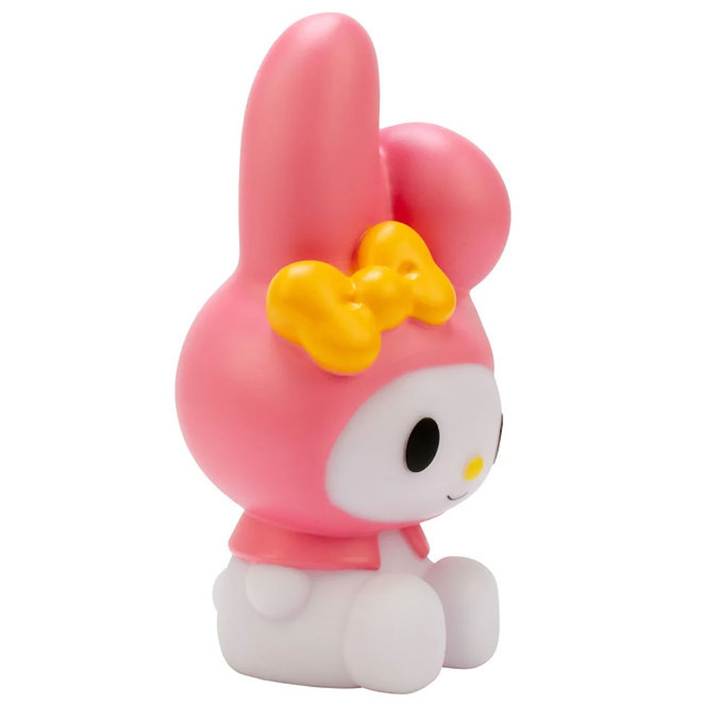 My Melody beeldje, roze met gele strik. Zittend, zijaanzicht, witte onderlichaam, glimlachend, schattig.