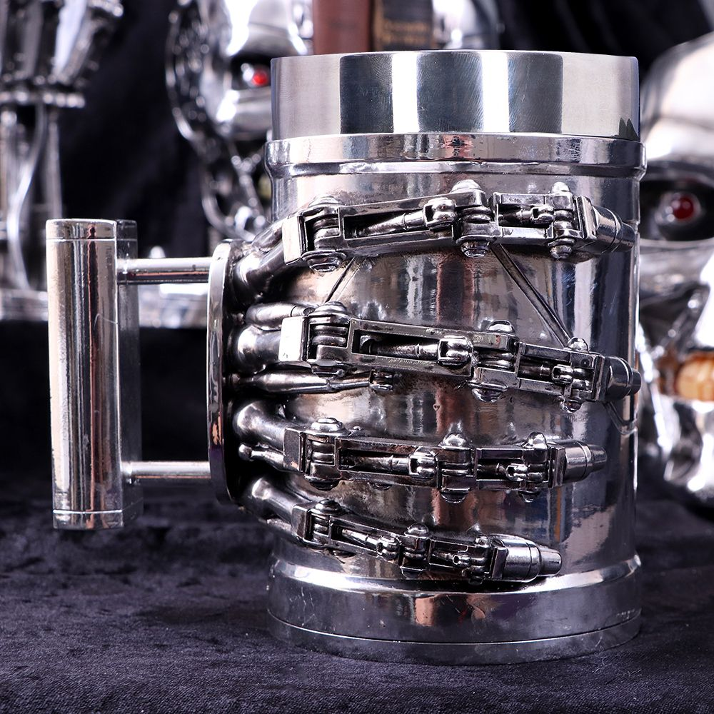 Een Terminator-mok met mechanische armdetails, metallic afwerking en rode ogen in een schedelontwerp.