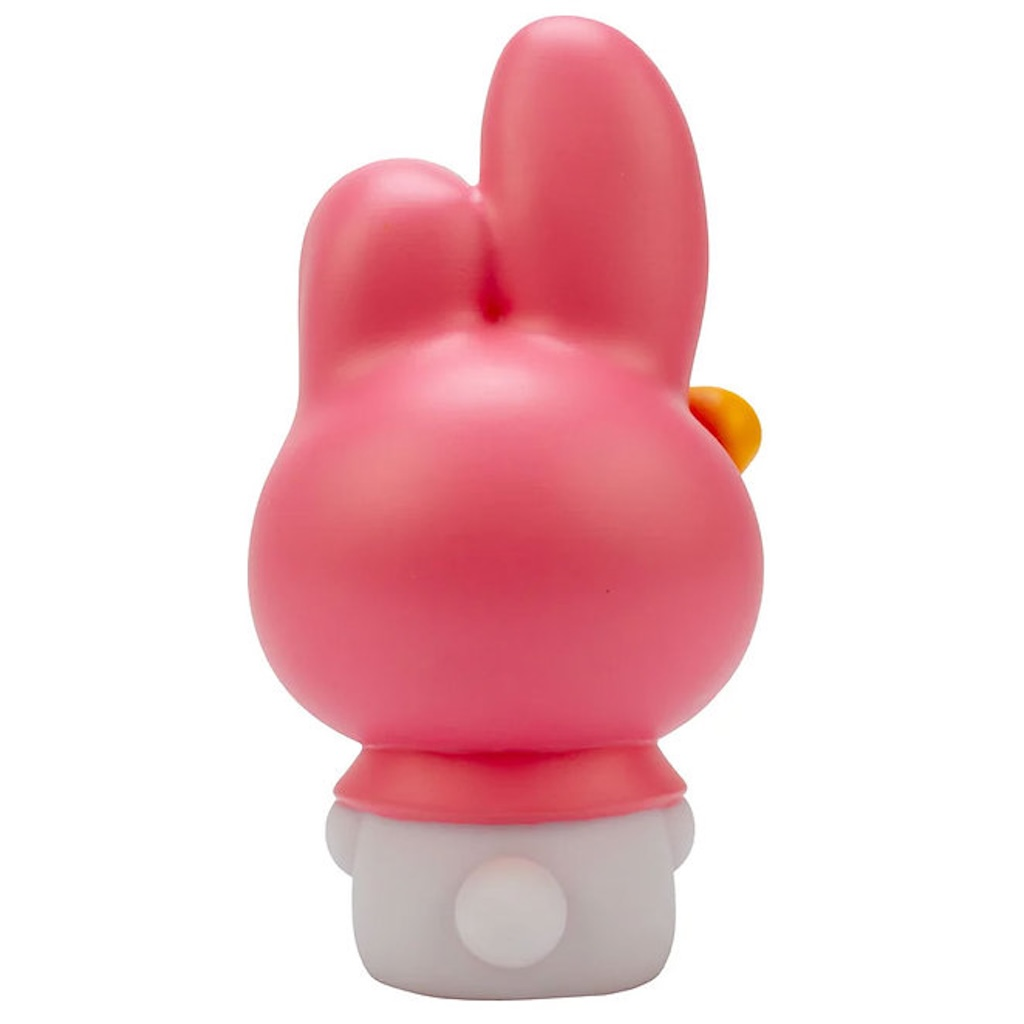 Roze konijn figuur van achteren, kleine witte staart. Witte achtergrond.