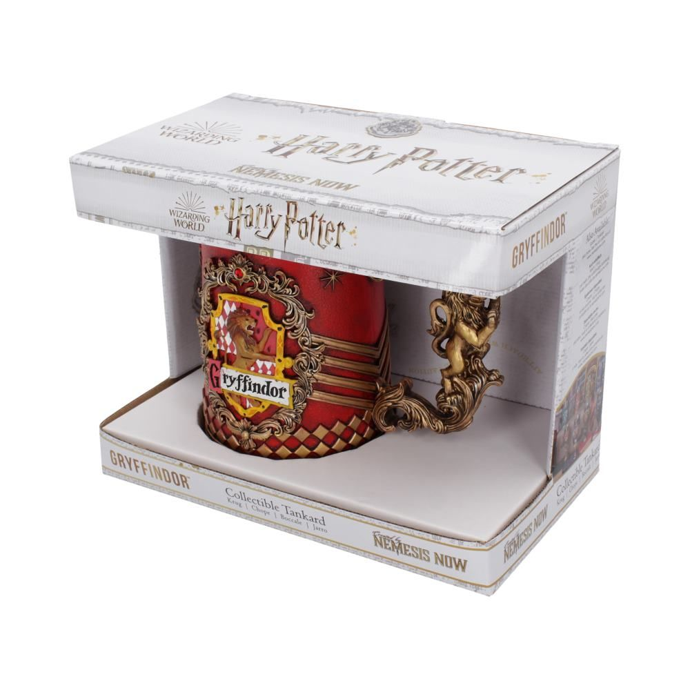 Een Harry Potter Gryffindor-mok in een witte doos. De mok is rood en goud met het Gryffindor-wapen.