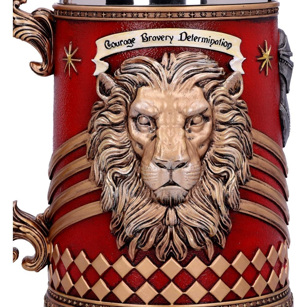 Leeuw thema mok, rode achtergrond, gouden leeuwenkop, banner en gouden accenten.