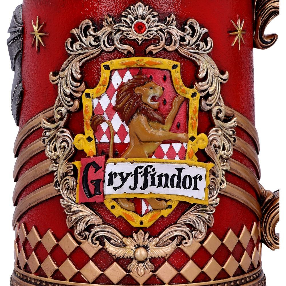 Rode, gouden en witte Gryffindor mok. Leeuwenwapen in het midden. Decoratieve elementen op het oppervlak.