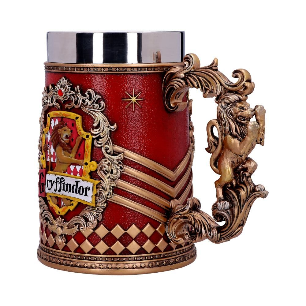 Een Harry Potter Gryffindor mok, rood met gouden accenten en een leeuwenhandvat, op een witte achtergrond.