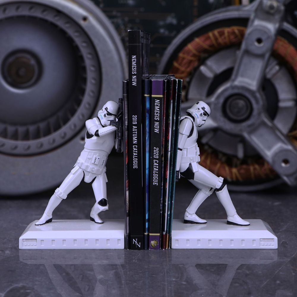 Star Wars boekensteunen met Stormtrooper-figuren, die boeken vasthouden, voor een industriële achtergrond.