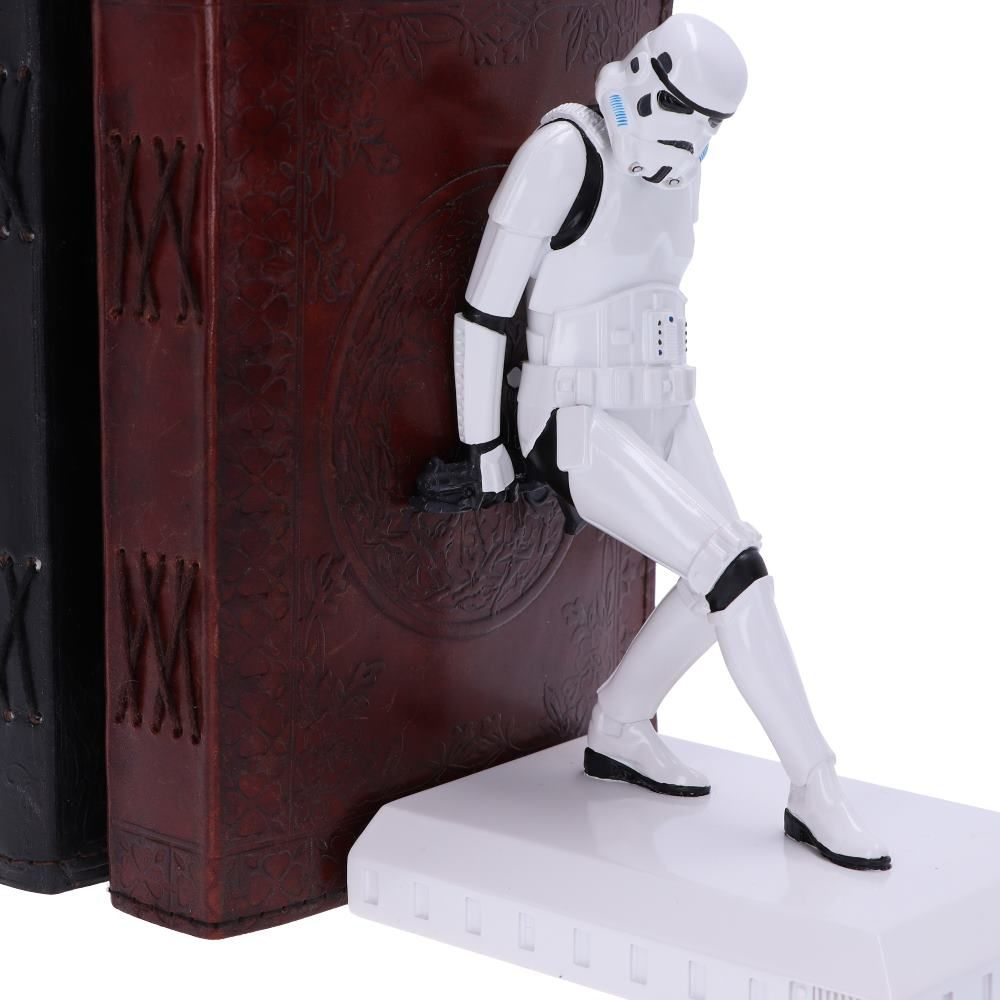 Stormtrooper boekensteunen. Eén leunt tegen een boek, de andere is niet zichtbaar.