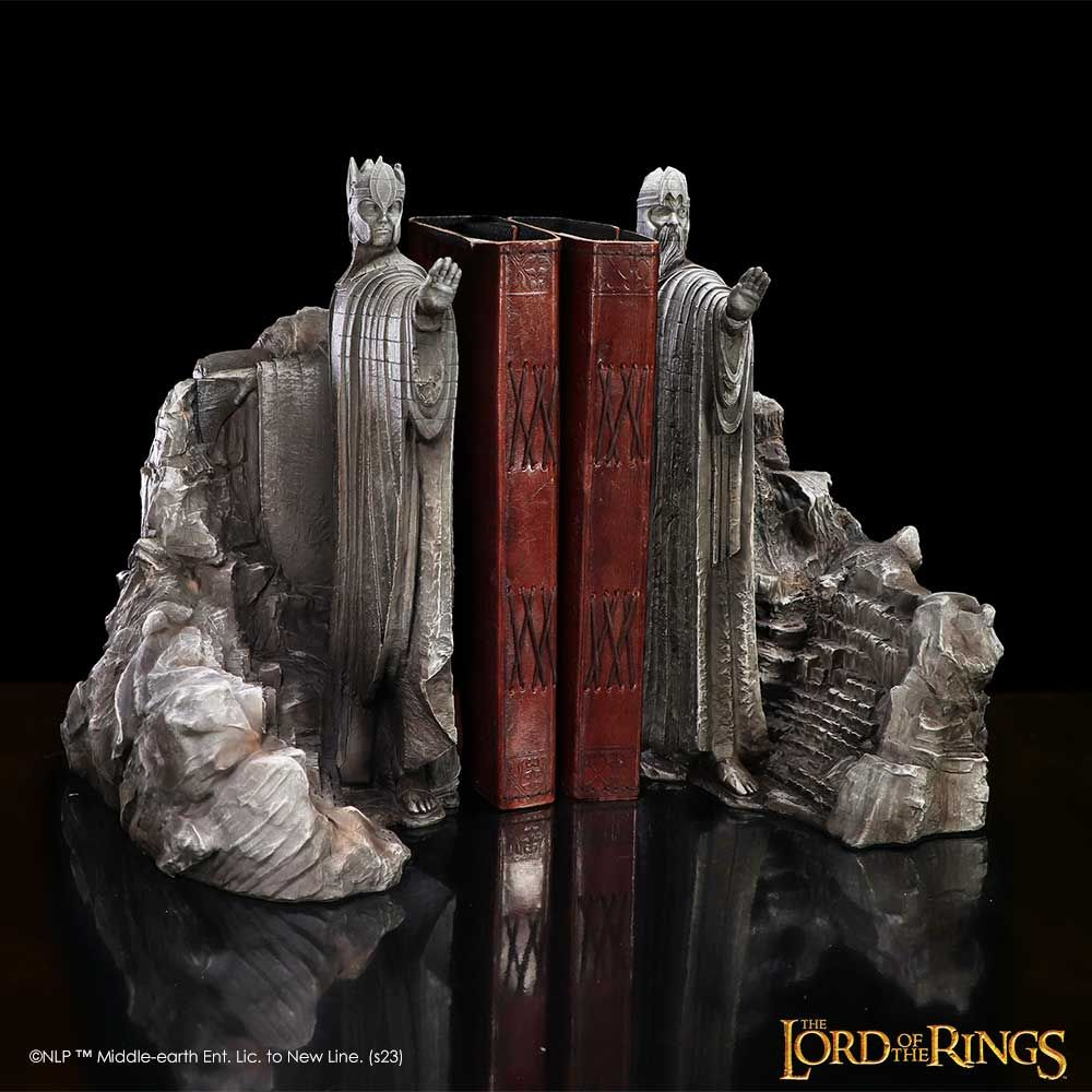Lord of the Rings boekensteunen met beelden van figuren, die twee rode boeken omhoog houden. Donkere achtergrond, steentextuur.