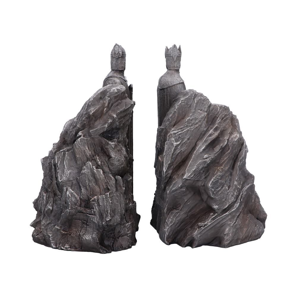 Twee stenen boekensteunen in de vorm van geklede figuren. Ze staan op rotsachtige bases, tegenover elkaar.