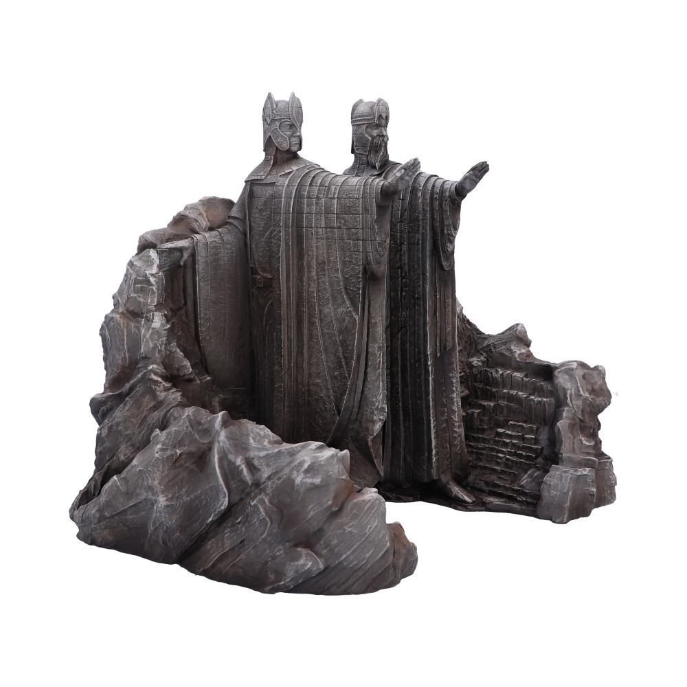 Beelden van twee figuren, met mantels, voor een stenen constructie. De figuren zijn van de Lord of the Rings.