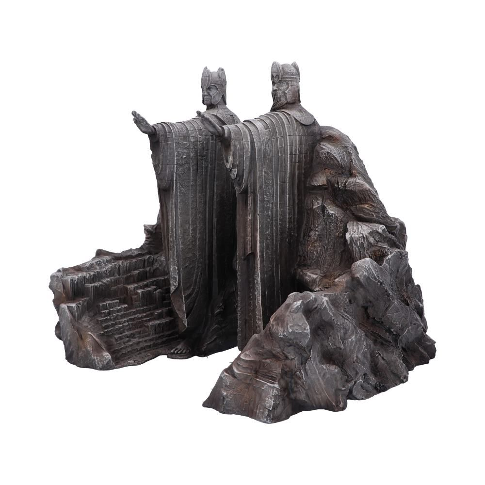 Standbeeld van twee figuren uit Lord of the Rings. Ze staan op een rotsformatie, met trappen. De achtergrond is wit.