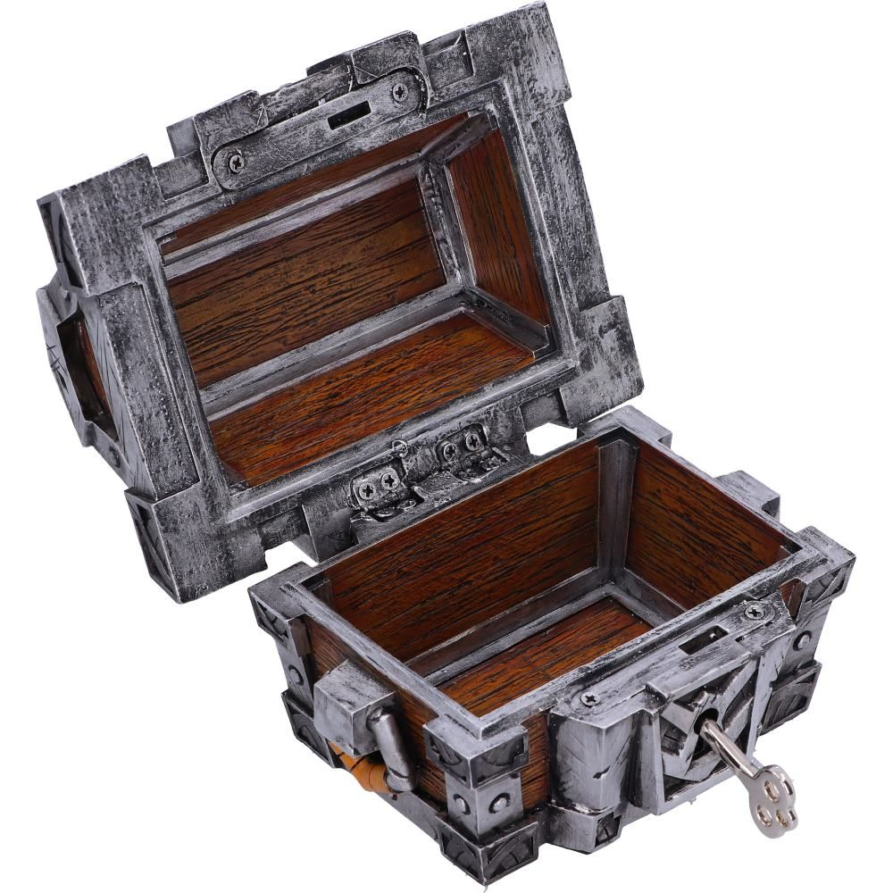 Open schatkist met sleutel. Houten interieur, metalen frame met klinknagels. Witte achtergrond.