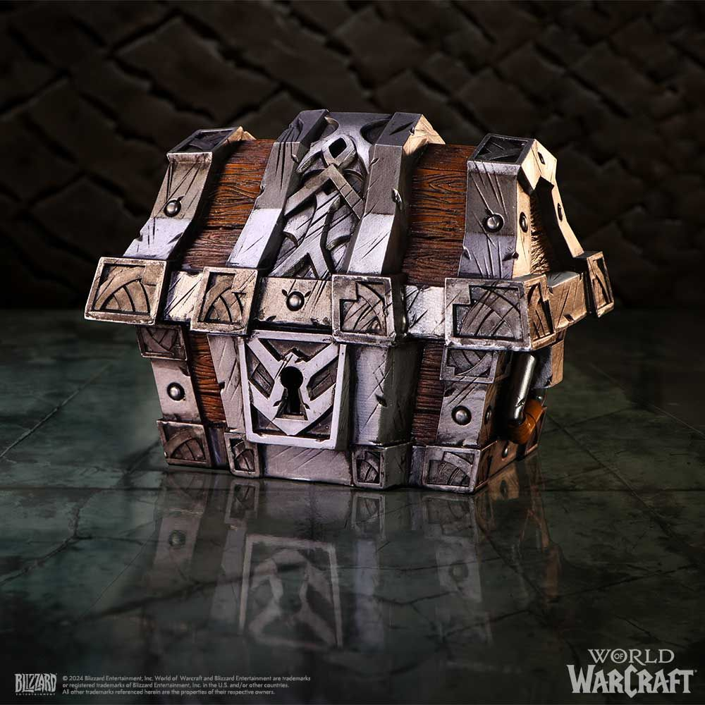 Een schatkist van hout en metaal, met ingewikkelde details en een sleutelgat. Het is World of Warcraft thema.