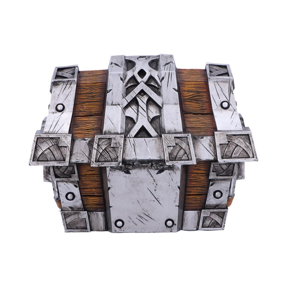 Een houten kist met metalen randen en decoraties. Het heeft een rechthoekige vorm en staat op een wit oppervlak.