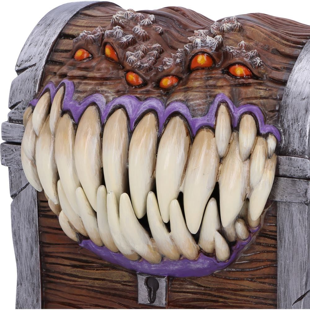 Een houten kist met een monstergezicht. Het heeft grote tanden, meerdere ogen en een paarse rand.