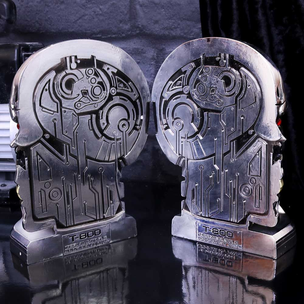 Terminator boekensteunen, chroom, T-800 ontwerp, twee tegenover elkaar, donkere achtergrond.