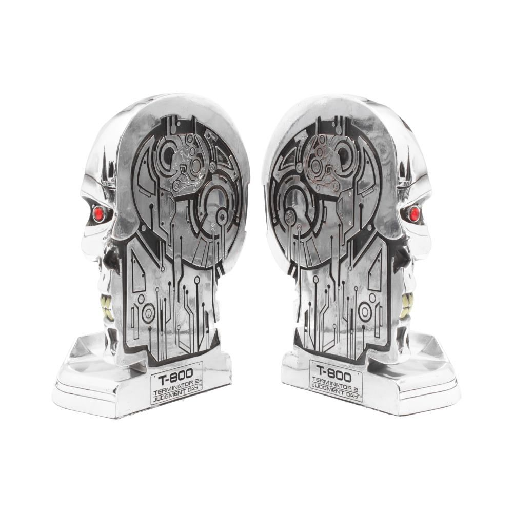 Terminator schedel boekensteunen. De ogen zijn rood en de hoofden hebben mechanische details.