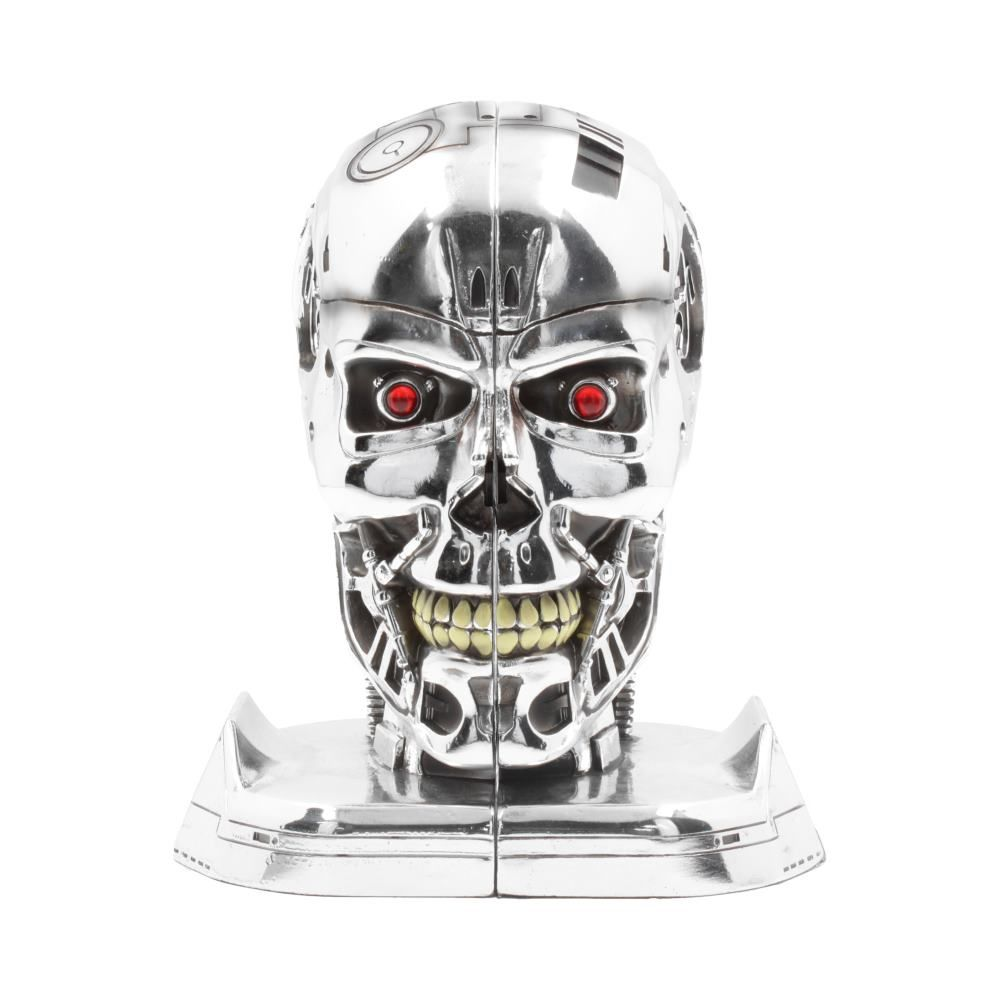 Zilveren Terminator-hoofd, rode ogen, gele tanden, op wit oppervlak. Glanzend, futuristisch ontwerp.