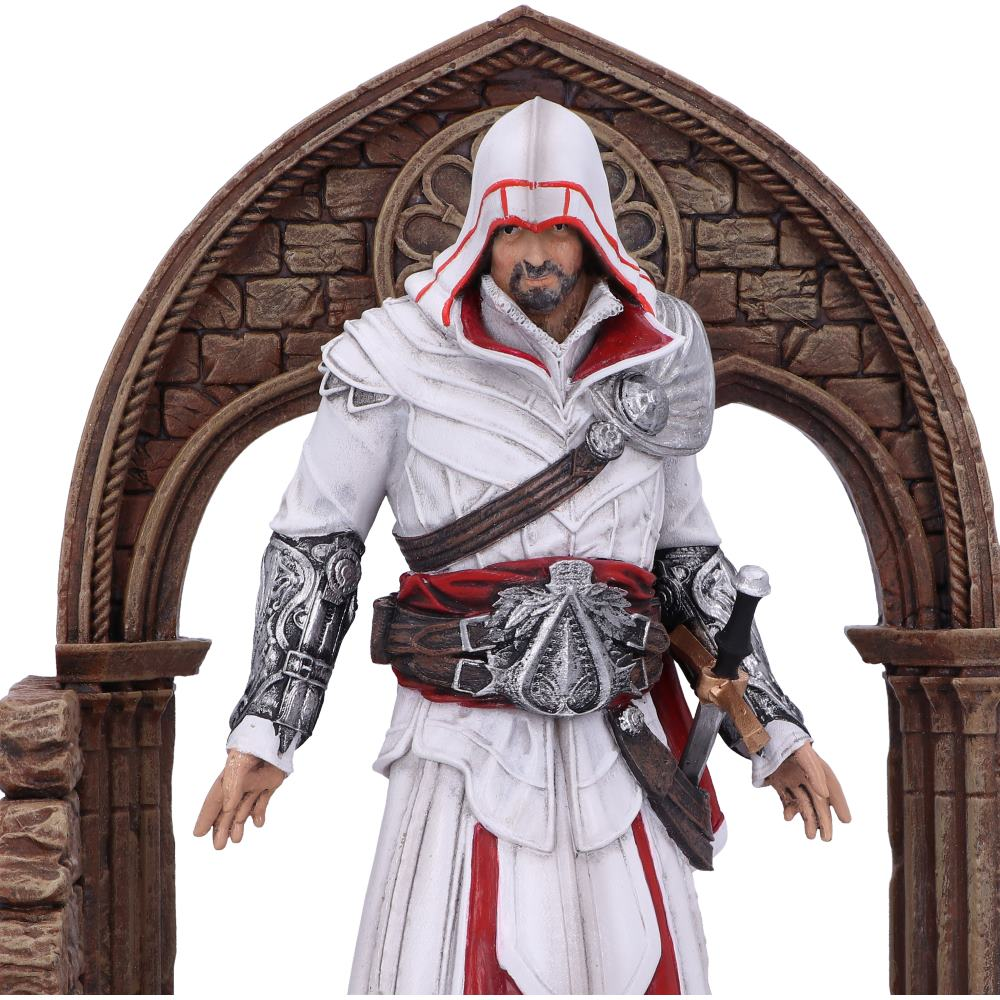 Assassin's Creed-Figur. Eine männliche Figur in weißen Gewändern und Kapuze, hält ein Schwert, Steinbogen.