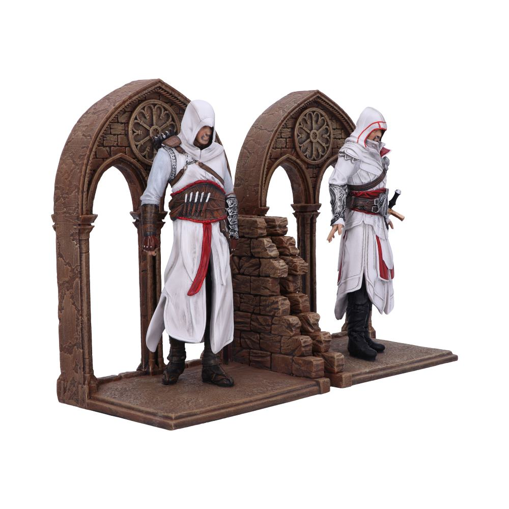 Assassin's Creed-Buchstützen, zwei Figuren in weißen Roben, Steinbögen, weißer Hintergrund.
