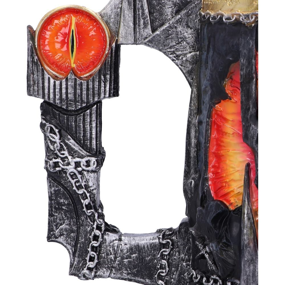 Een fantasie deurkozijn met een rood oog. Het frame heeft metalen en stenen details.