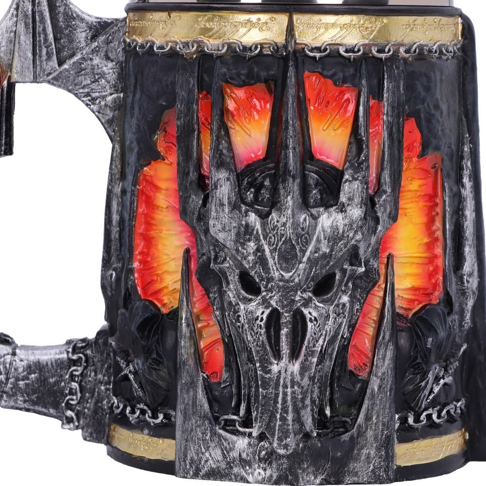 Warcraft mok met een schedel ontwerp en vurige details binnenin. Voorzien van een ketting en een zilveren rand.