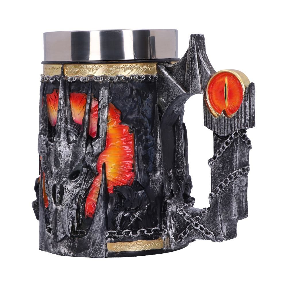 Een Lord of the Rings mok met het Oog van Sauron en gedetailleerd ontwerp, op een zwarte achtergrond.
