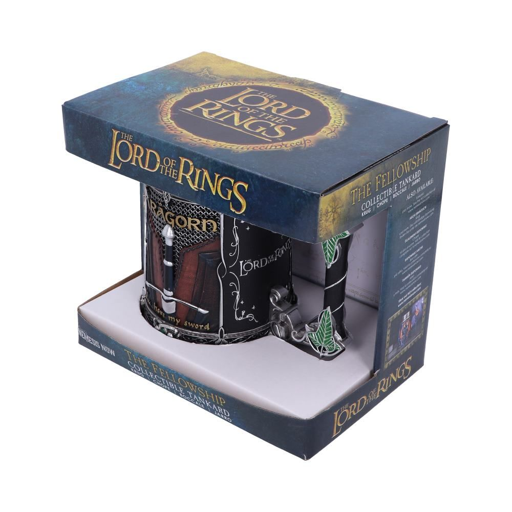 Lord of the Rings tankard in een doos. De tankard is zwart met een zwaard en boek. De doos heeft tekst.
