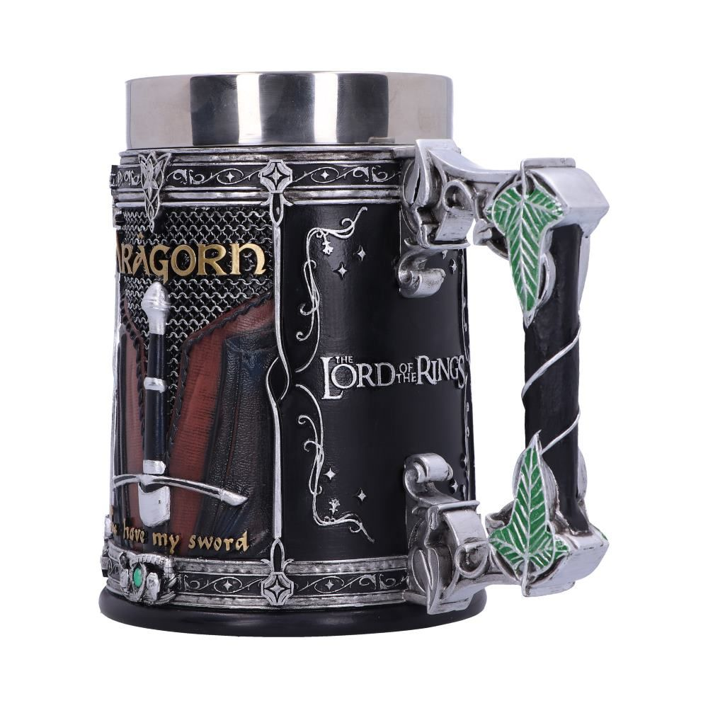 Een zwarte mok met het thema 'Lord of the Rings'. Hij heeft een handvat met bladeren en het personage Aragorn.