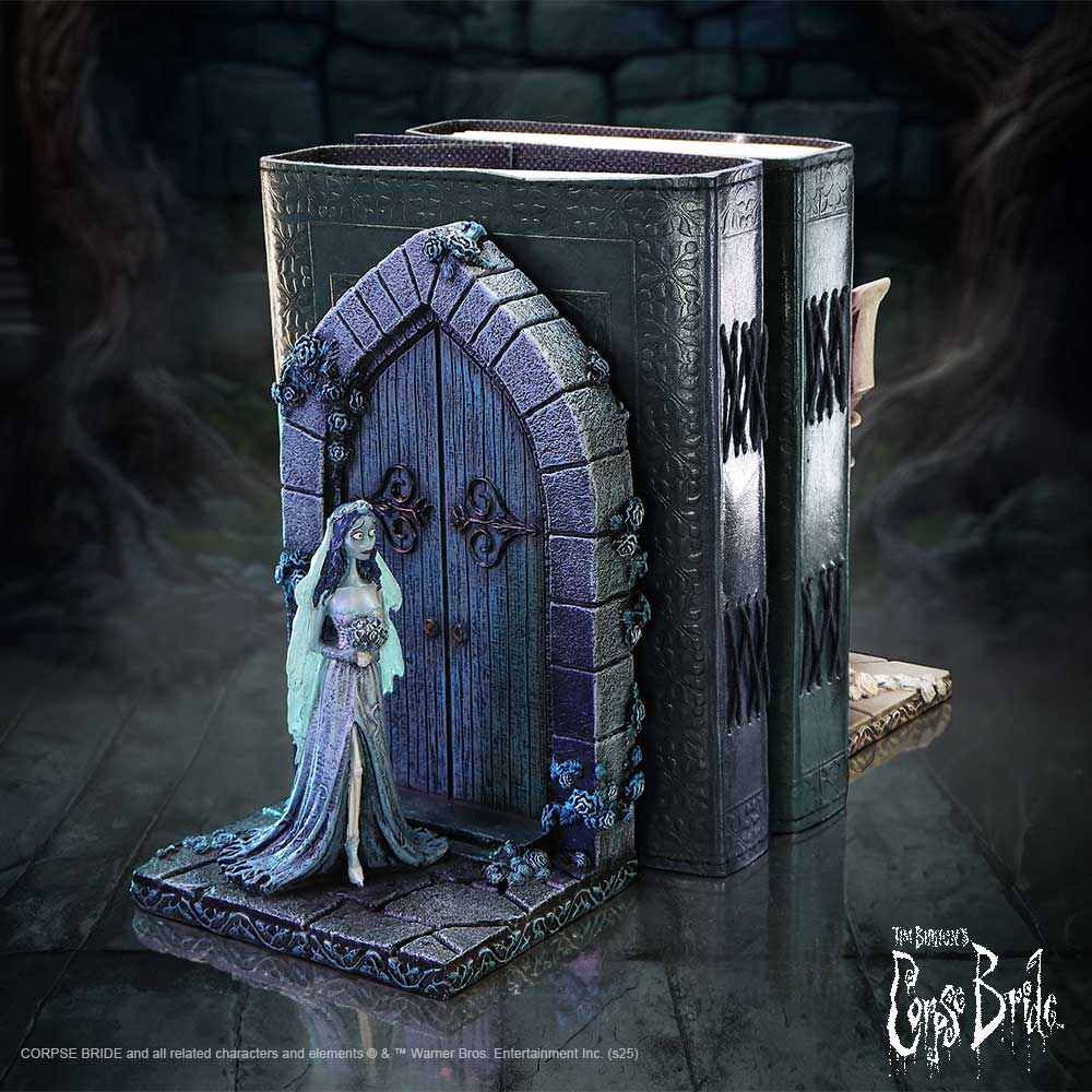 Corpse Bride boekensteunen met een figuur en blauwe deur. Boeken zijn donker, op een gradiënt achtergrond.