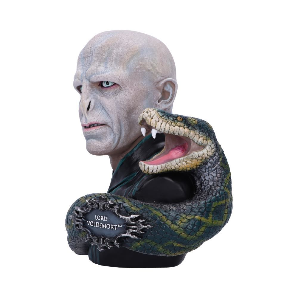 Lord Voldemort buste met een slang om zijn schouders. De buste staat op een voetstuk met de naam.