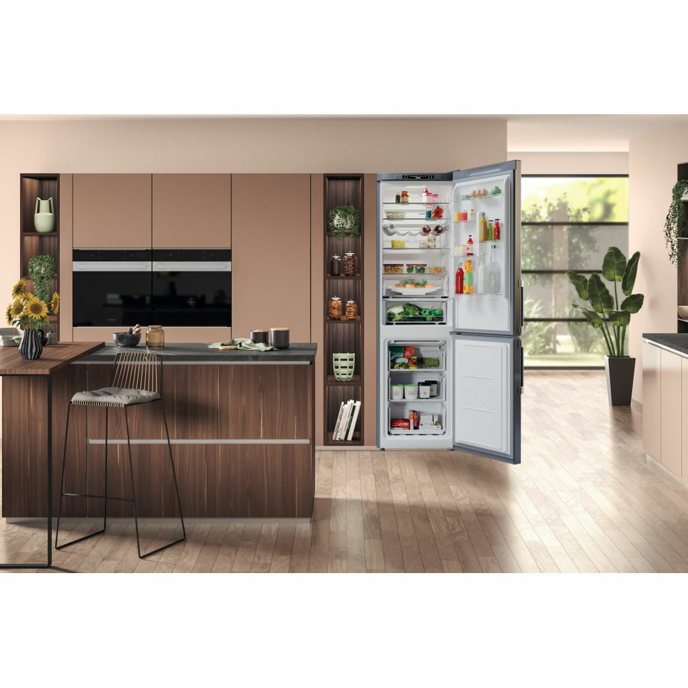 Cucina moderna con frigorifero aperto. La cucina ha un bar con sgabello e armadio scuro.